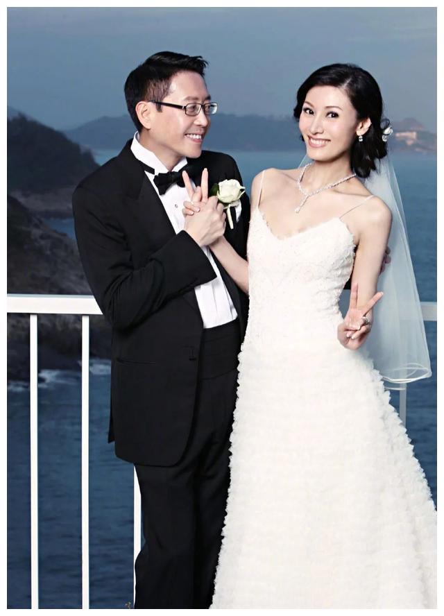 世勋和简剑勋夫妇都是再传统不过的人,他们既看不上李嘉欣卑微的出身