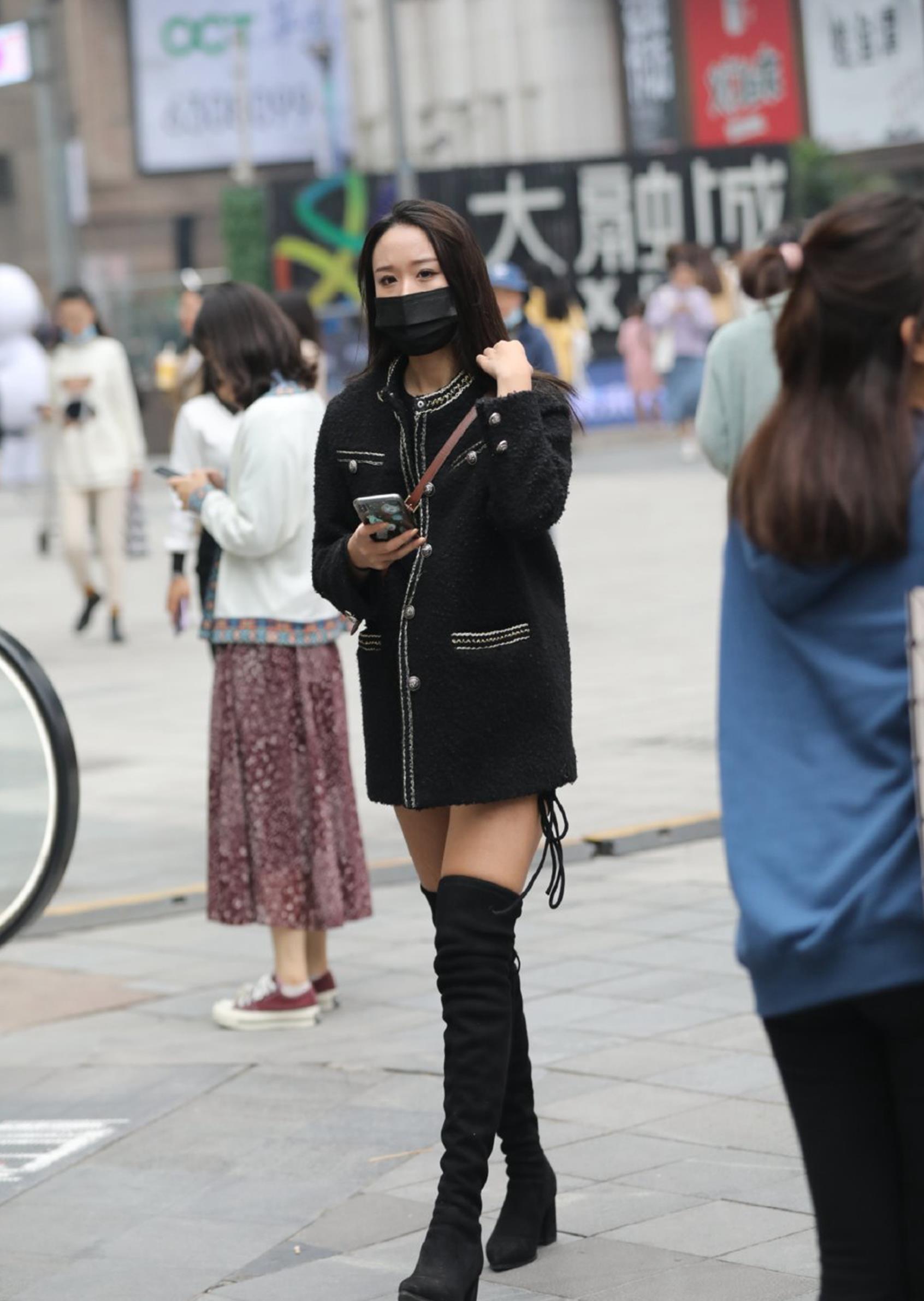 休闲的白色鞋子并不是最好的选择,长靴搭配才是时尚的首选