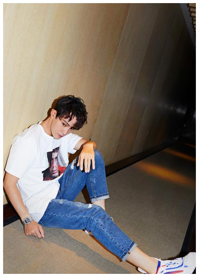 徐正溪赤脚出镜就算了,还把衬衫解开4颗扣子,看得粉丝心跳加速