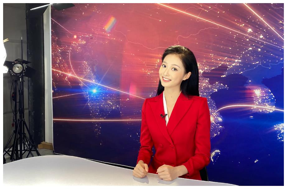 最美领诵员冯琳再次登台这次身份有些不一样很给母校长脸