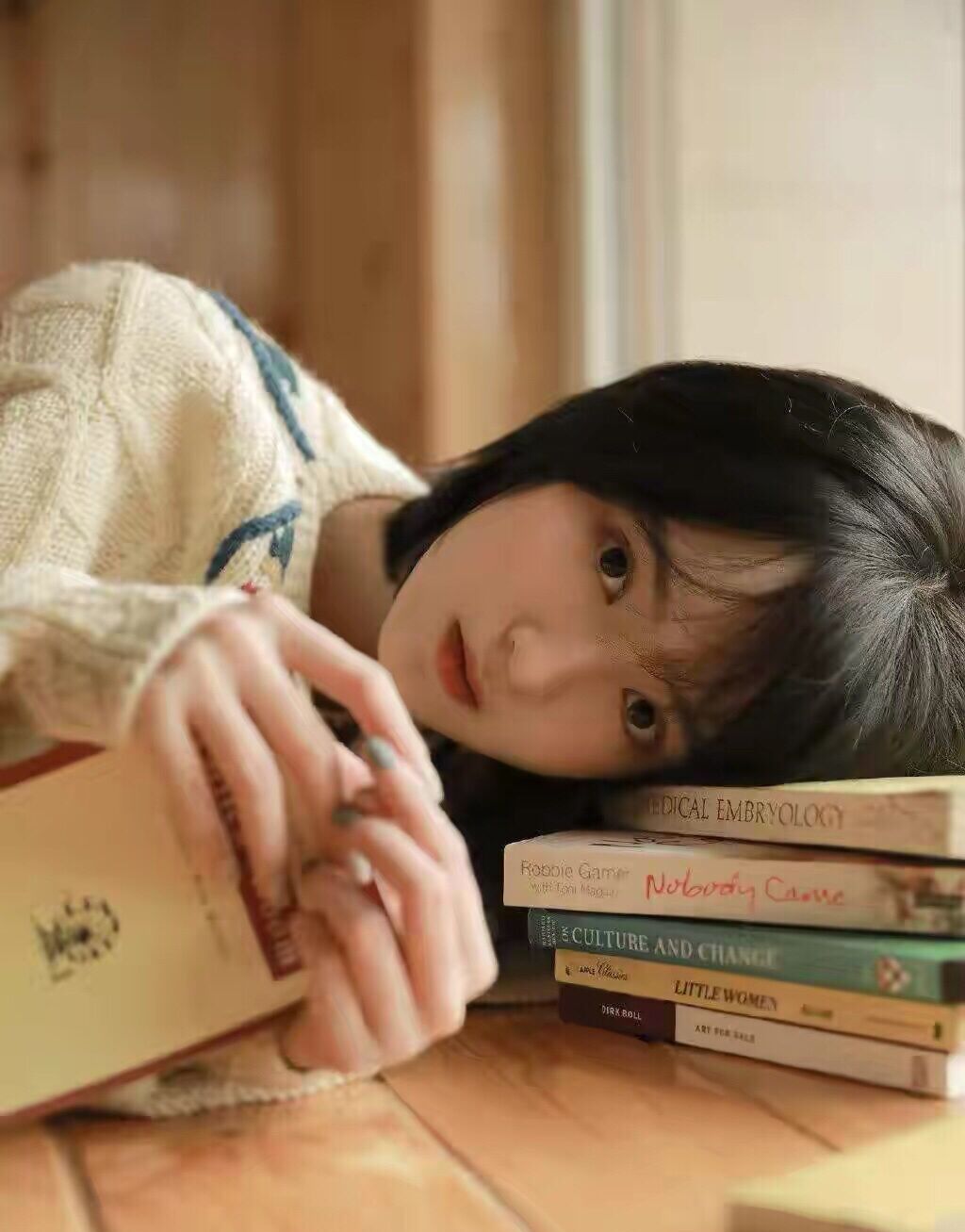 清纯短发女孩居家写真,爱看书的女孩气质满满