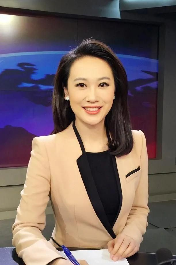 央视主持人张琳罕见现身54岁状态特别年轻穿上西装气质大方