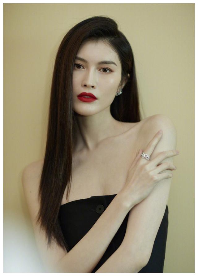 "超模"何穗,肤白貌美大长腿,活成了每个女孩羡慕的样子