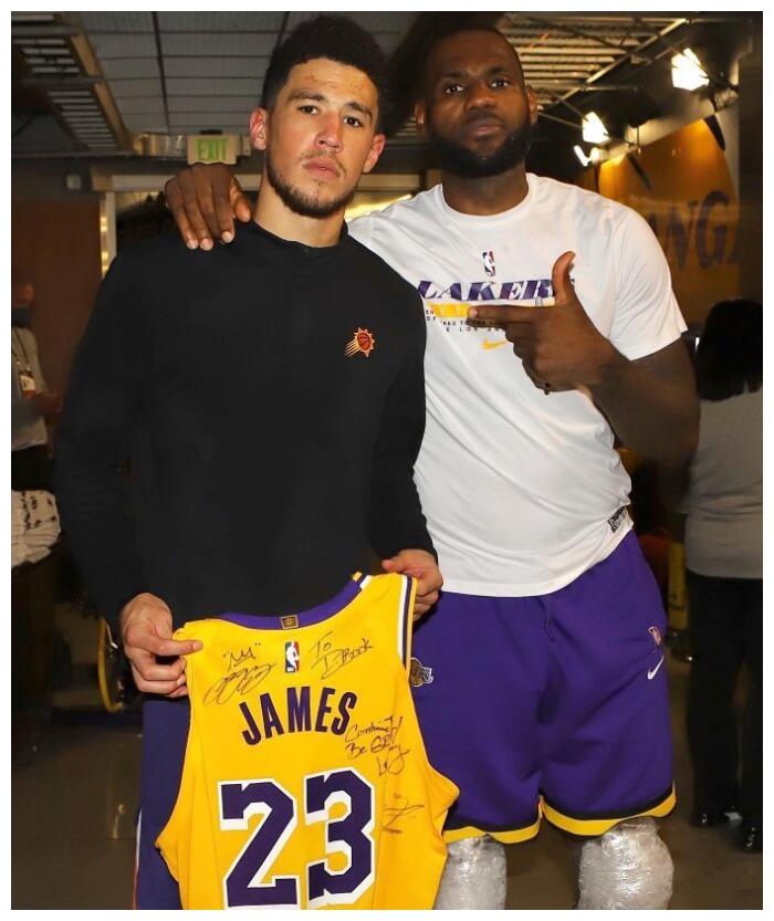 詹姆斯合影面无表情难掩输球不甘心布克获赠球衣传承衣钵