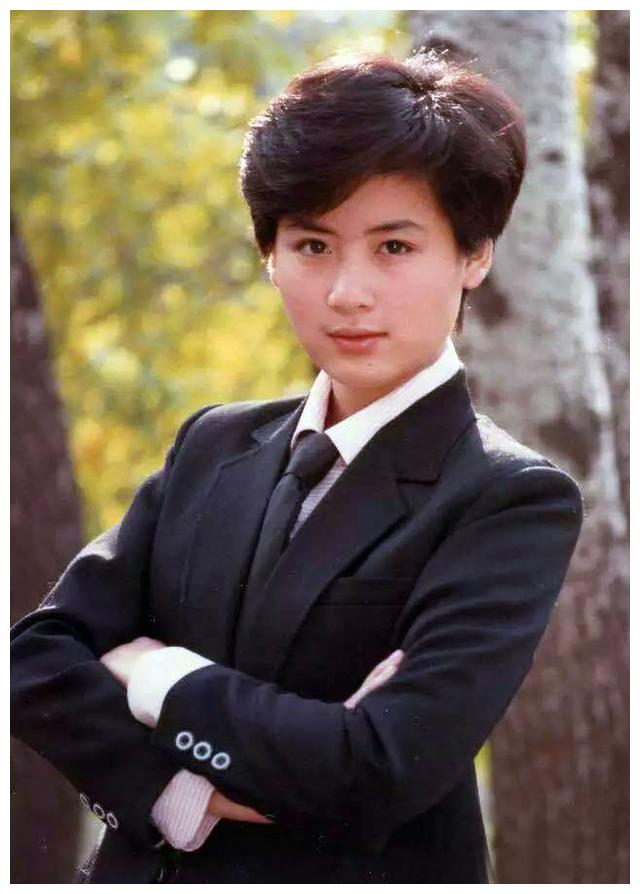 夏钦,原名叫夏菁,1968年出生于上海.