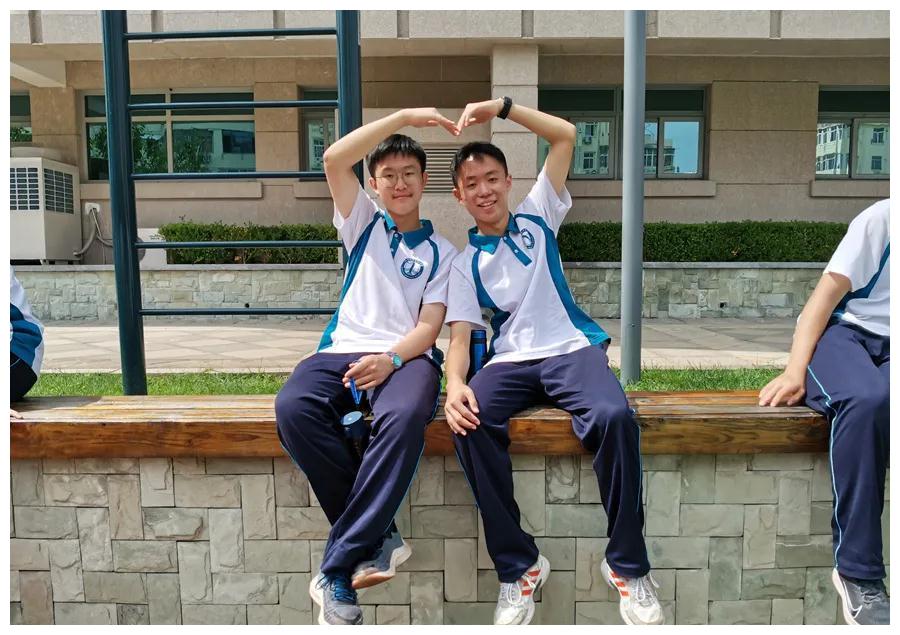 青岛一中:步履铿锵,恰同学少年,风华正茂!