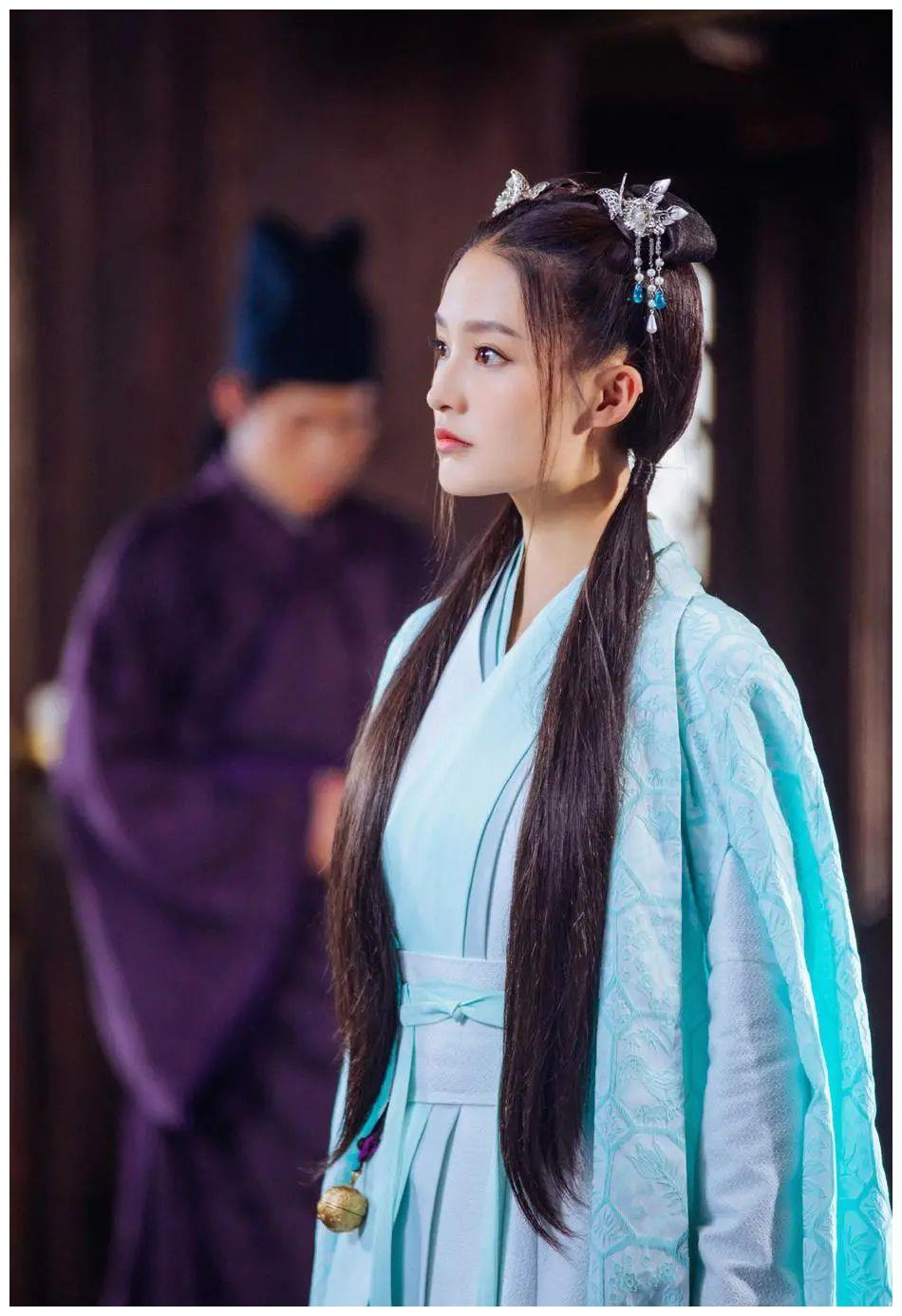 李沁穿蓝白汉服扎古风双马尾,清新少女感绝了