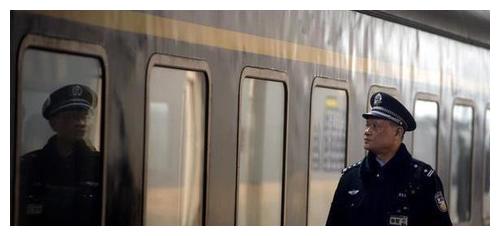 等了一年不让孩子见父亲，四岁儿子却心疼妈妈一年见不到丈夫休闲区蓝鸢梦想 - Www.slyday.coM