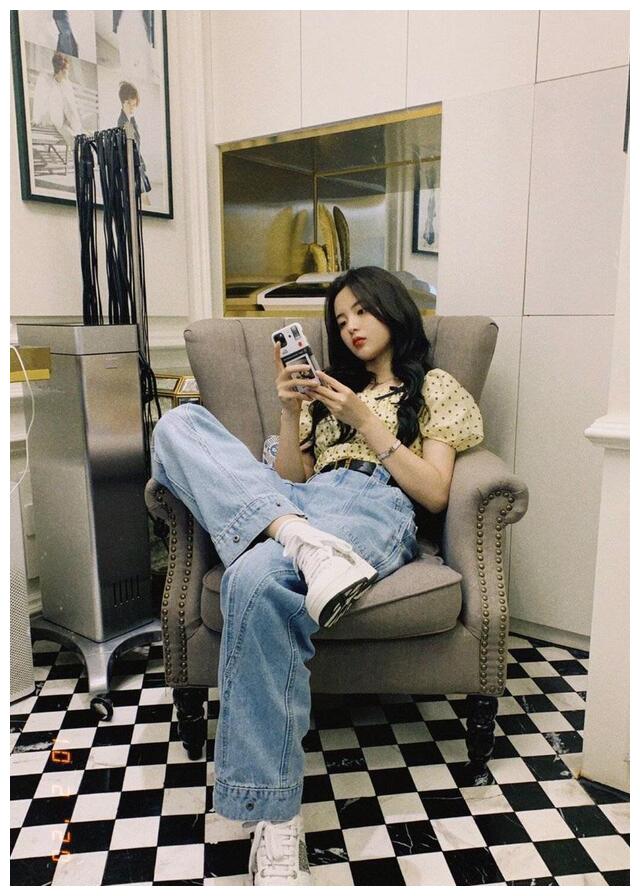 杨超越深夜晒照自称无聊到想吃屁跷二郎腿太接地气