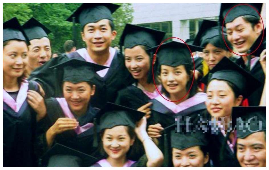 为啥黄晓明大学时追不到赵薇?看到两个人毕业照,才明白真正原因