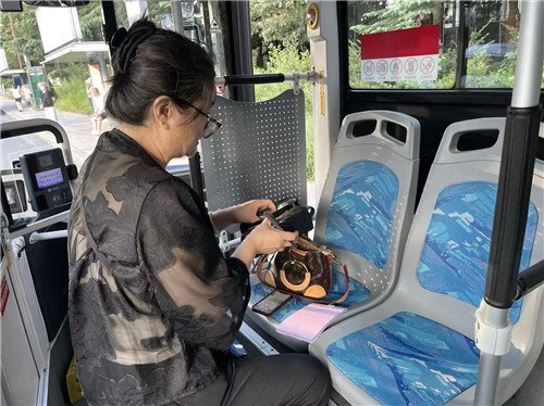 9000余元落公交车上 大连537路司机暖心接力物归原主