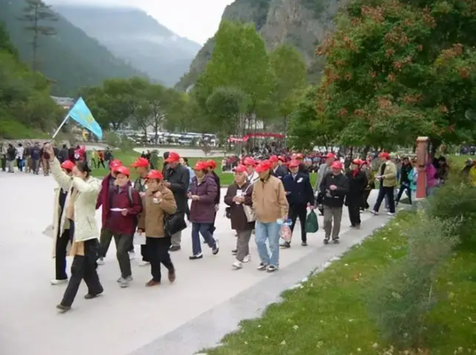 为什么总有人要骗老年人?“银发经济”每年新增2000万人休闲区蓝鸢梦想 - Www.slyday.coM 为什么总有人要骗老年人?“银发经济”每年新增2000万人休闲区蓝鸢梦想 - Www.slyday.coM