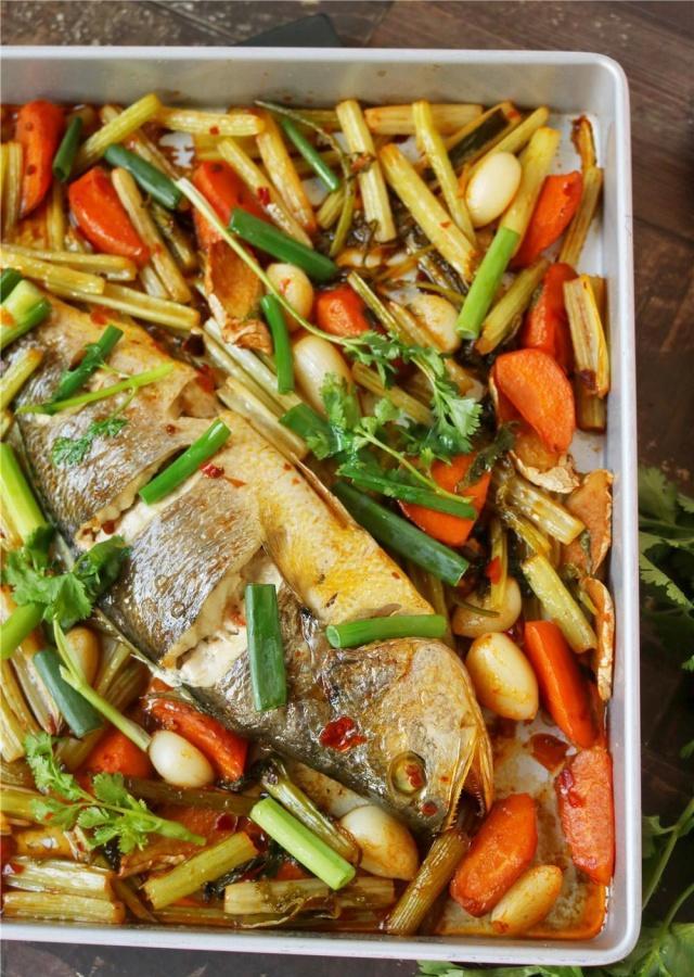 烤鱼想好吃,要加这几种菜,色香味俱佳,每次做都一抢而光