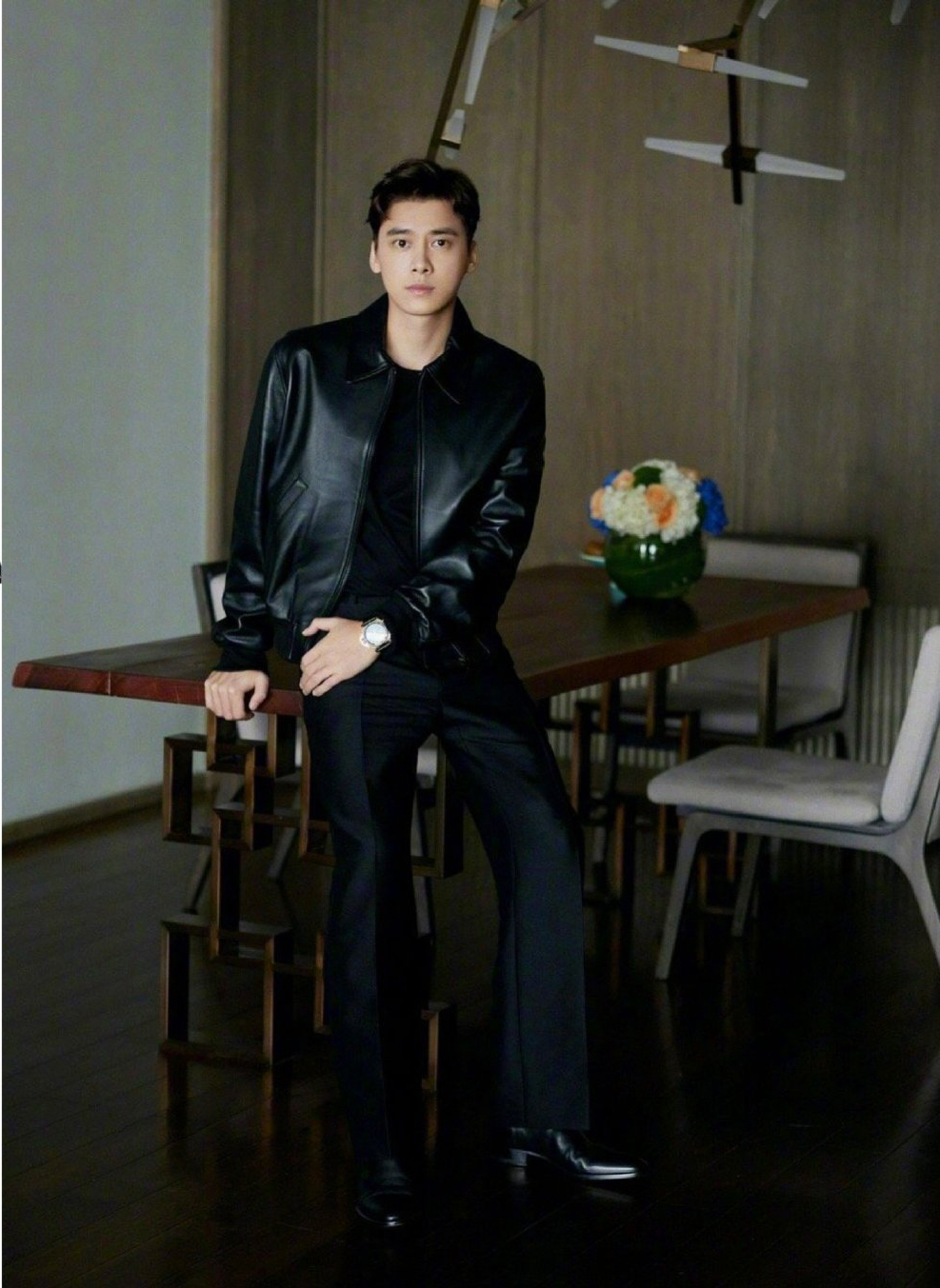 一身酷黑皮衣飒爽形象是明星最近早春的必备出街look_高清图集_新浪网