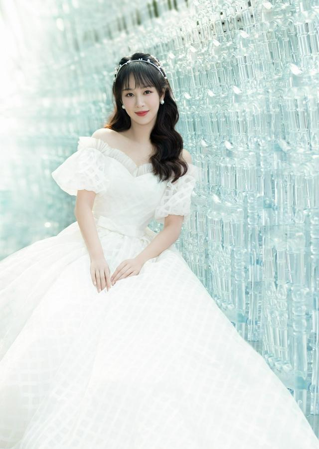 杨紫穿公主风婚纱蓬蓬裙美翻天露优美天鹅颈仙气十足