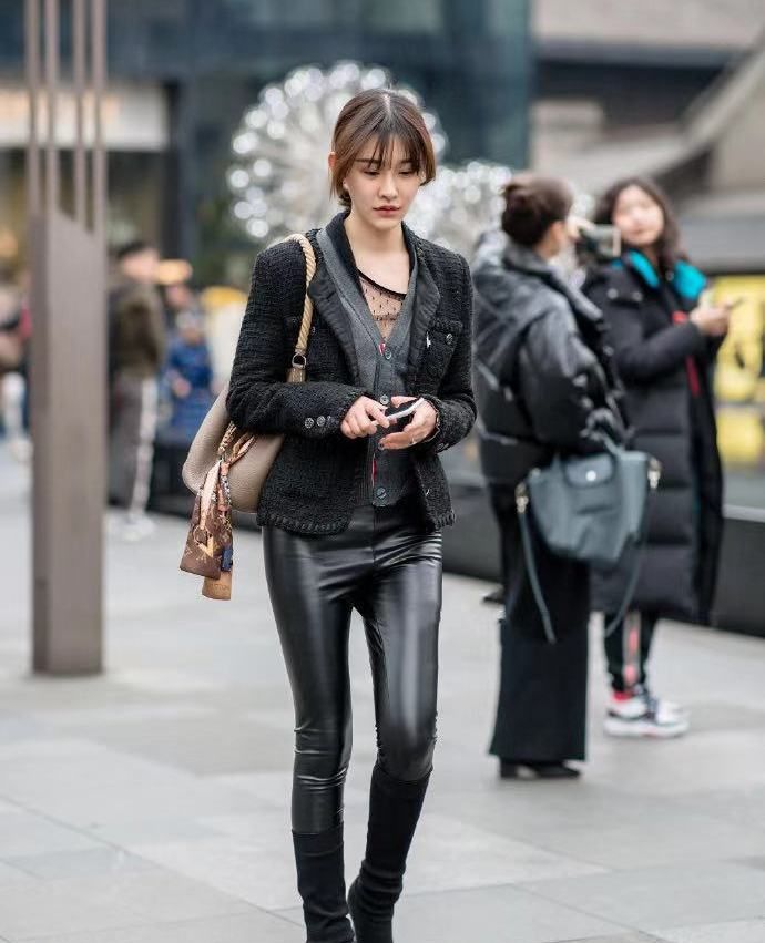 个性小姐姐,一件黑色上衣搭配皮裤,尽显完美好身材!_高清图集_新浪网