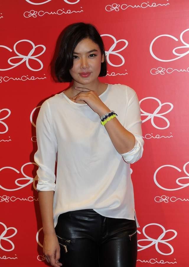 乐基儿身材饱满又自信,穿白色连衣裙优雅大方,女人味十足