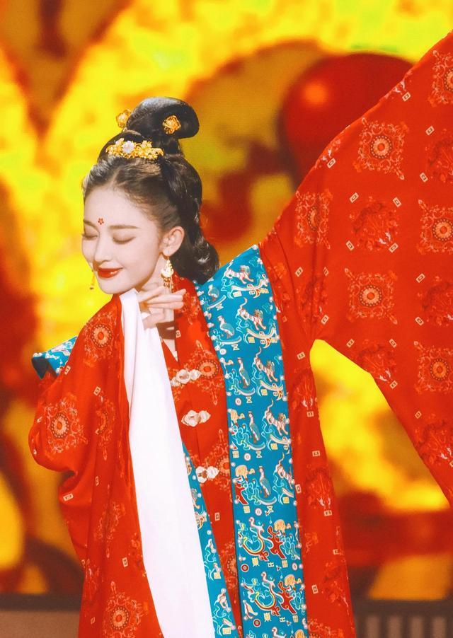 古力娜扎身穿一身古风舞裙,带来一曲国风舞蹈秀,一颦一笑皆温柔