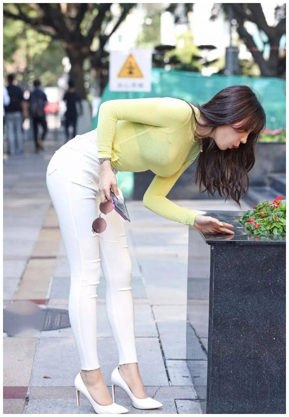 小姐姐爱穿白色紧身裤,纯洁的视觉,让人沉醉