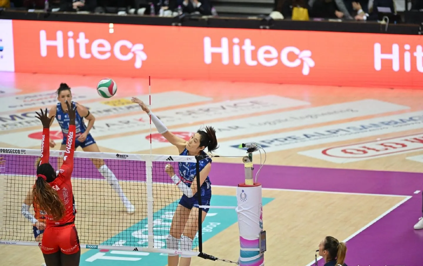 加比受伤，朱婷状态火热再砍20分！庄宇珊状态一般，球队输球