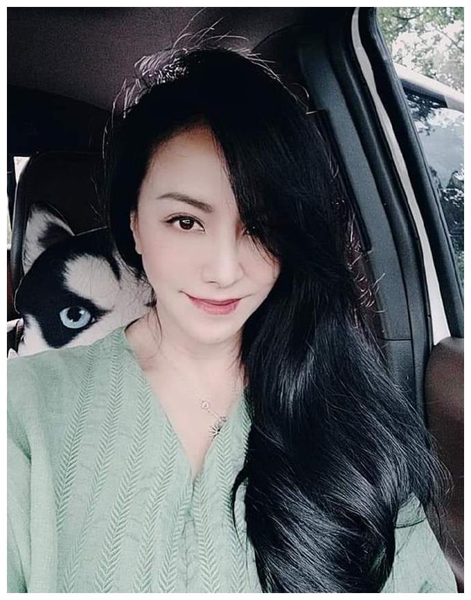 52岁颜盈近照,卷发红唇魅力十足,离婚小13岁老公后活得潇洒