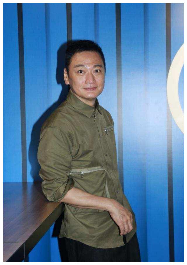 57岁陶大宇现身龙母庙,身形依旧健硕,圈外小女友似乎更显老|陶大宇