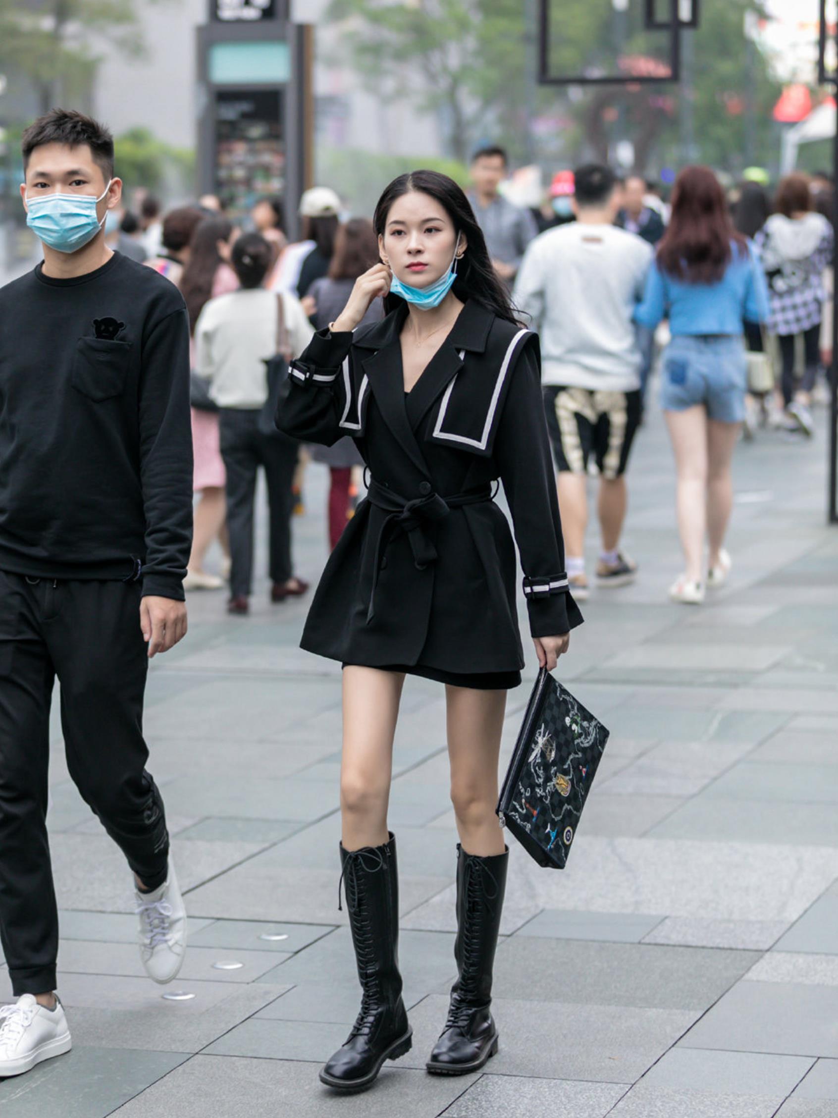 休闲的白色鞋子并不是最好的选择,长靴搭配才是时尚的首选