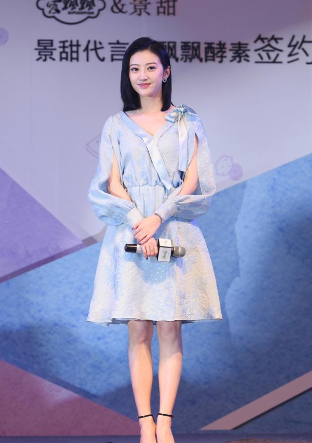 景甜一袭浅蓝色的裙子气质优雅,笑容力量满分