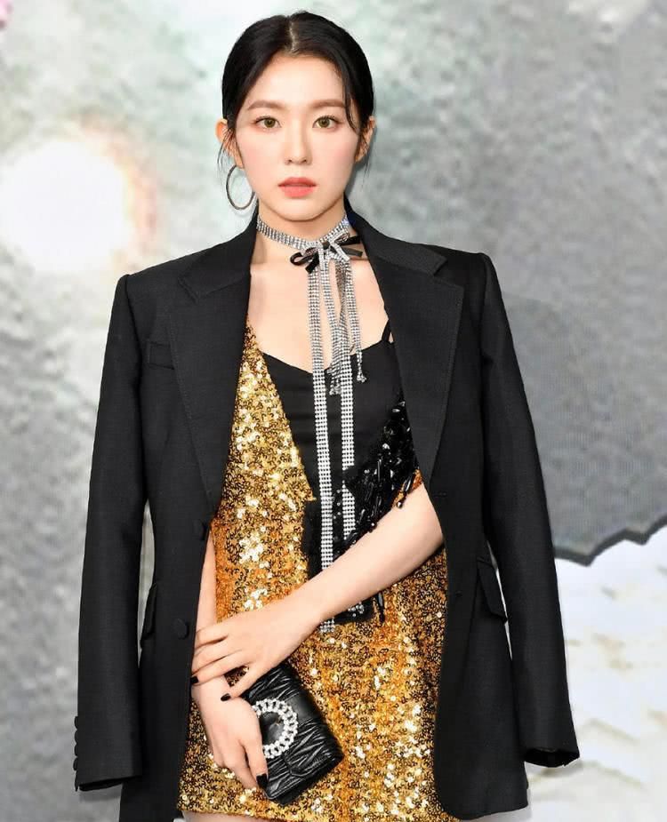 穿上西装的irene裴珠泫,酷帅又不失美艳,满满女神气质!