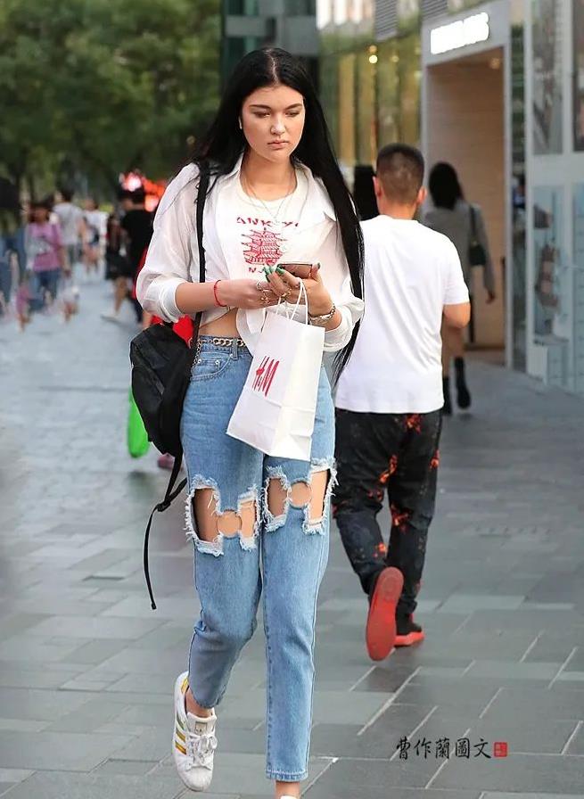 街拍:要时髦更要创意的破洞牛仔裤美女