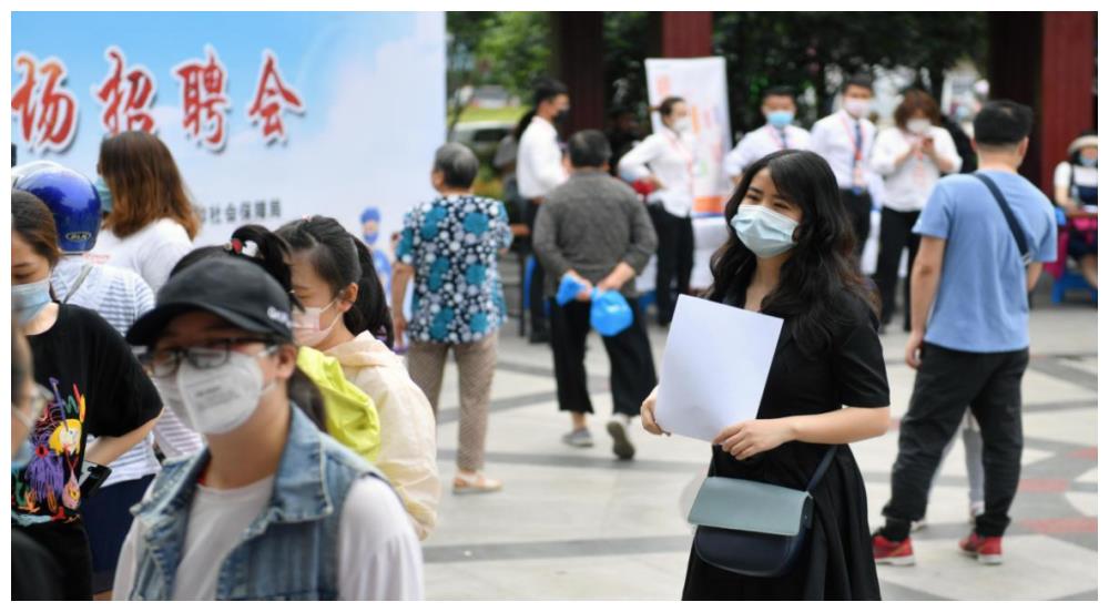 工厂包吃包住招工难,年轻人为何甘愿送外卖也不愿进厂?休闲区蓝鸢梦想 - Www.slyday.coM 工厂包吃包住招工难,年轻人为何甘愿送外卖也不愿进厂?休闲区蓝鸢梦想 - Www.slyday.coM