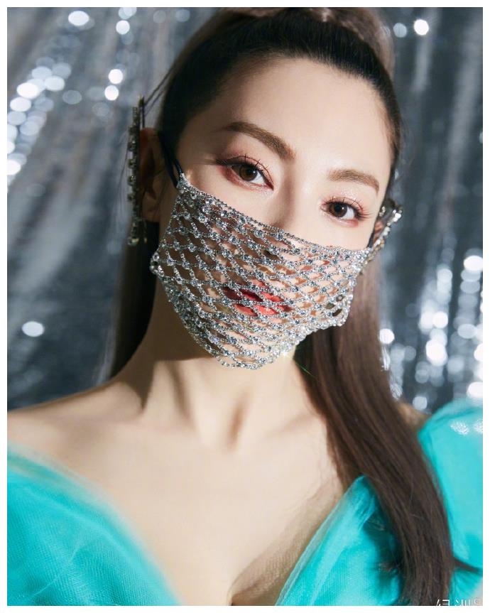 张雨绮佩戴别致口罩搭配长裙更亮丽!