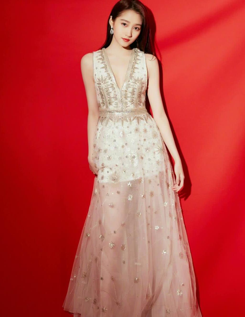 关晓彤越来越有女人味穿斜肩花朵裙尽显高贵贵妇气质初现