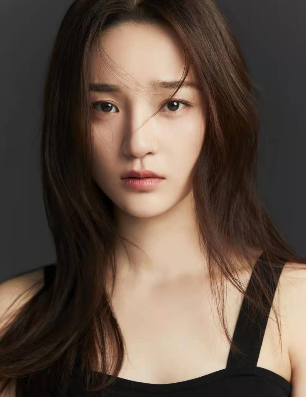 马佳莹最新写真曝光 清丽性感时尚气质尽显