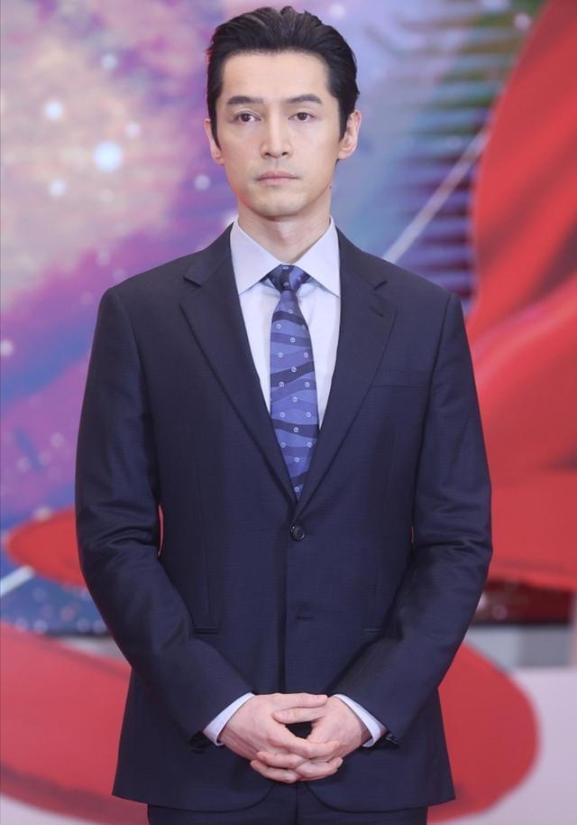 38岁胡歌罕露面,梳背头变成熟大叔,西装革履裤子满是褶皱太简朴