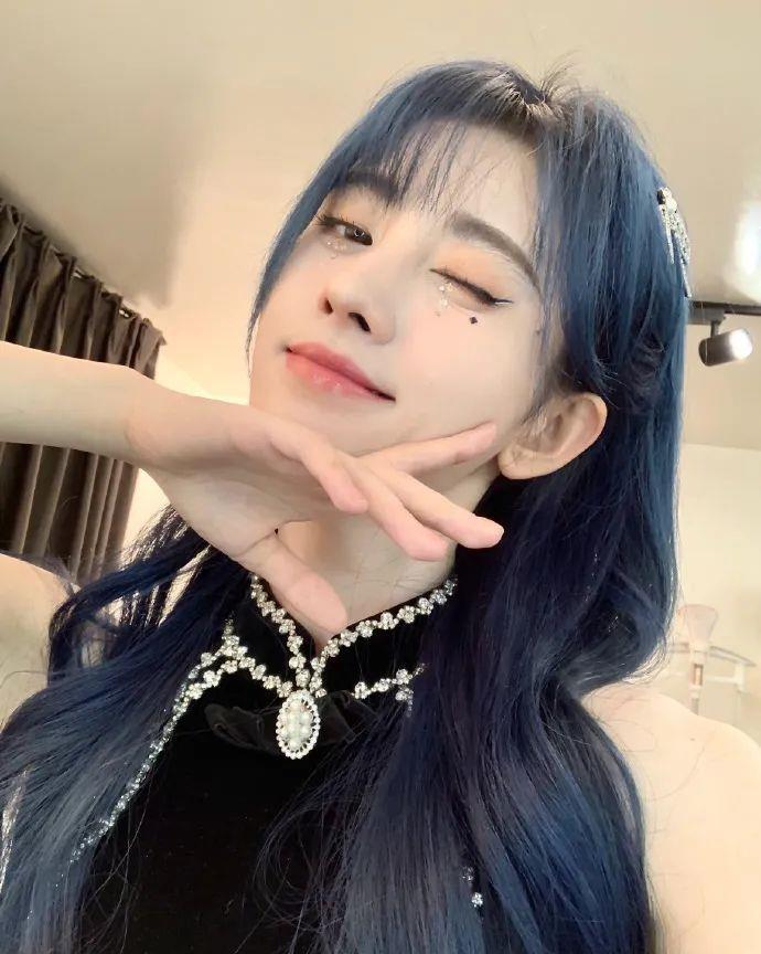 鞠婧祎肤白貌美染蓝发似精灵雪肤玉貌太美艳妩媚