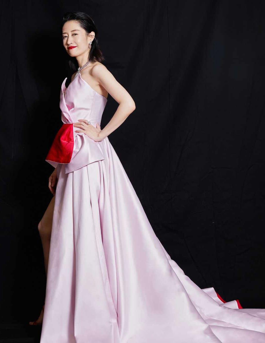 刘敏涛不用仔细打扮都带着高级感一袭橡皮粉连衣裙相当有韵味