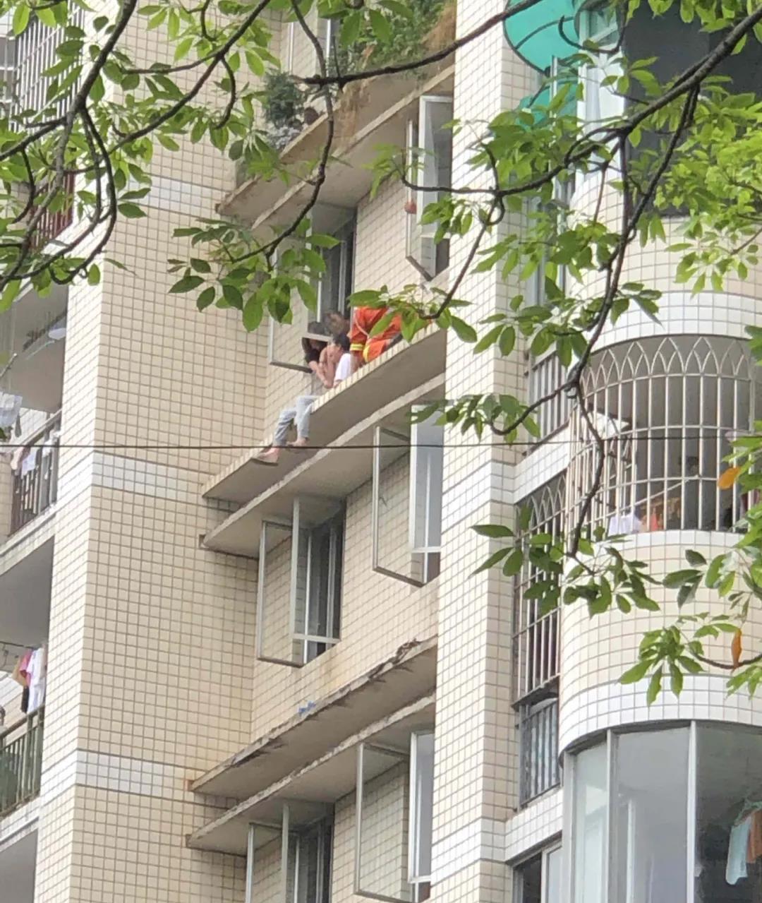 危险!小区里女孩坐在6楼露台边,两脚悬空
