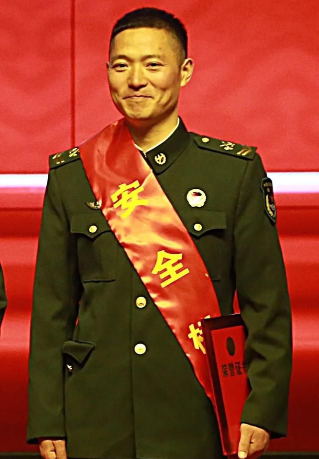 当兵18年,他修了13年直升机,有一项纪录很牛