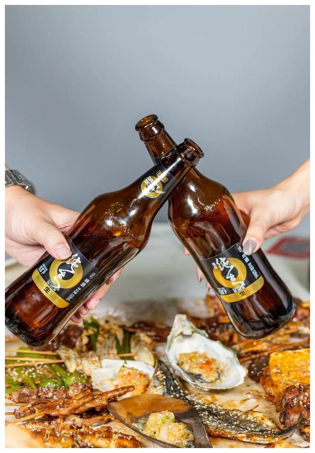 啤酒任饮 宵夜6.8折!佛山街"拾分"爆宵夜档,烧烤等都用筲箕上