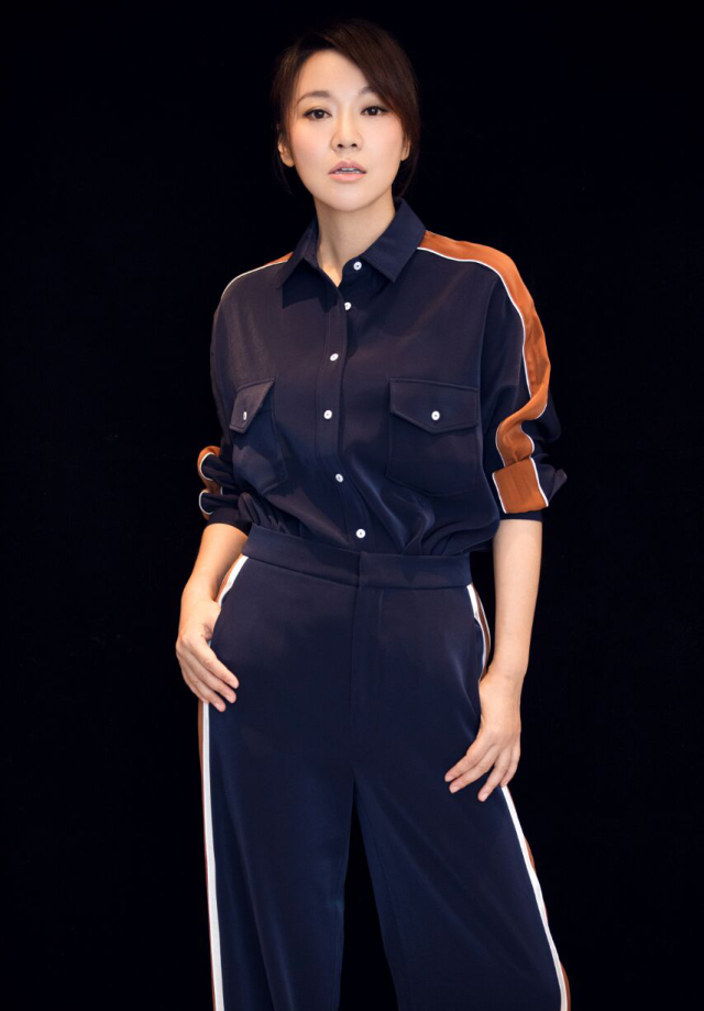 魅力女神闫妮，惊艳了时光，不惧年龄的穿搭，你学会了吗？休闲区蓝鸢梦想 - Www.slyday.coM