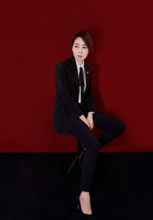 魅力女神闫妮，惊艳了时光，不惧年龄的穿搭，你学会了吗？休闲区蓝鸢梦想 - Www.slyday.coM