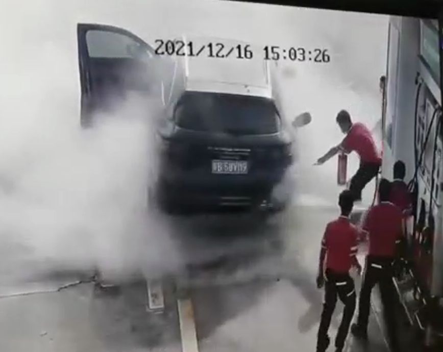 故意纵火？深圳一卡宴加油时被男子点燃油枪，员工15秒将火扑灭休闲区蓝鸢梦想 - Www.slyday.coM