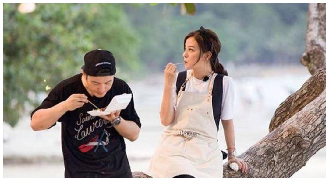 44岁赵薇低调现身机场一头蓝发非常炫酷将与秦昊合作