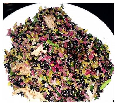 10,如果不喜欢单纯吃糯米饭,喜欢甜的可以用红糖炒,喜欢咸的就和正常