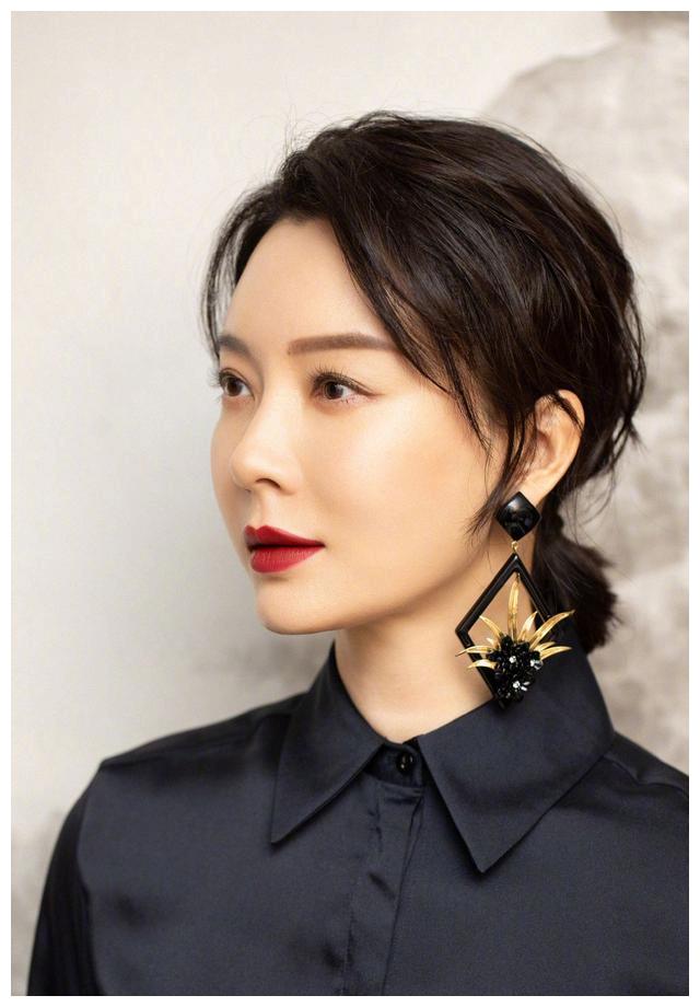 陈数的"侧颜杀",柔情似水,无论何时都给人一种端庄优雅的感觉