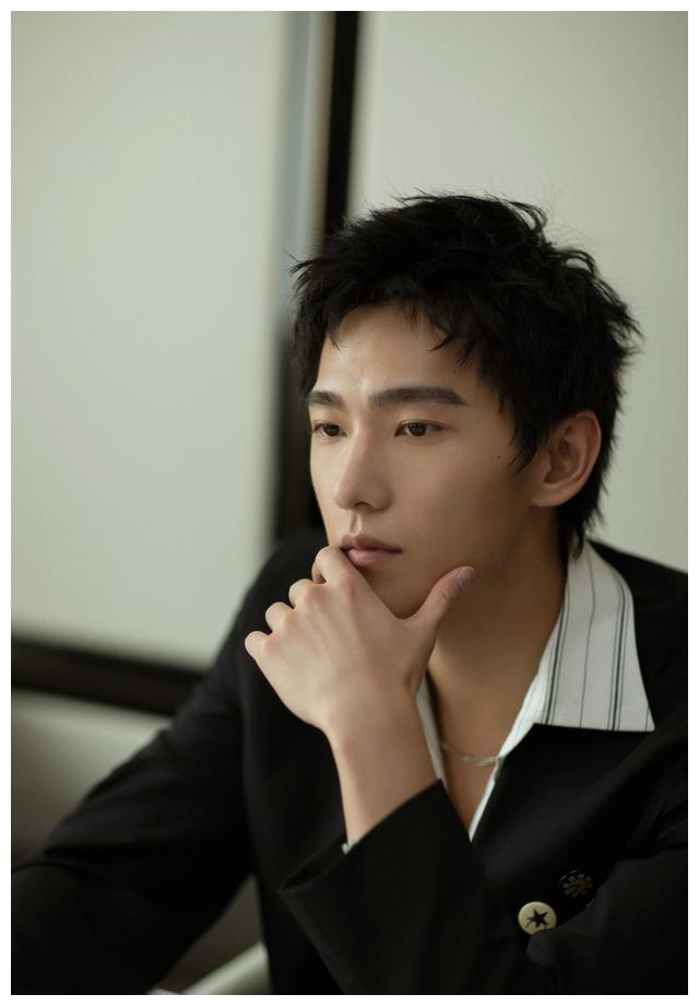 杨洋狗啃碎发新造型俏皮又少年气粉丝喊话再演一次偶像剧