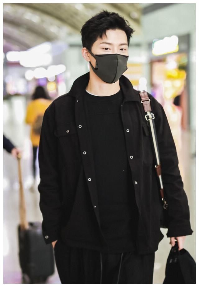 窦骁帅气造型现身成都,短发造型干净清爽