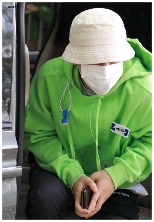 邓伦今日上班饭拍来袭嫩绿色卫衣奶伦尽显少年感