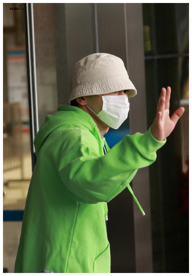 邓伦今日上班饭拍来袭嫩绿色卫衣奶伦尽显少年感